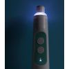 Limpiador de uñas eléctrico Fridababy en acción con el bebé