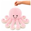 Octopus de peluche en un entorno infantil decorativo
