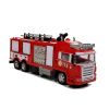 Niño jugando con el camión de bomberos teledirigido con mando a distancia