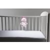 Oso de peluche que crea un ambiente tranquilo en la habitación del bebé.