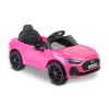 Niño disfrutando del coche eléctrico Audi A5L rosa Toyz en el parque.
