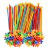 Detalle de las piezas Straws conectadas formando una estructura 3D colorida
