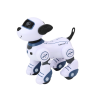 Perro robot en el jardín, jugando y siguiendo comandos.
