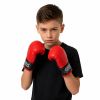 Saco de boxeo infantil en uso durante el entrenamiento en casa