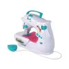 Uso de la máquina de coser infantil en un ambiente creativo.