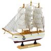 Modelo decorativo de barco de vela de tres mástiles en blanco