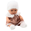 Muñeca con vestido beige, sombrero y calcetines