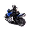Niño manejando la moto R/C deportiva azul con mando 2.4 GHz en patio asfaltado