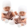 Muñeca con vestido beige, sombrero y calcetines
