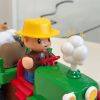Juego de tractor en el jardín con animales magnéticos