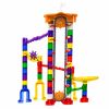Elementos multicolores de construcción para crear pista de canicas