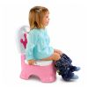 Niño o niña sentado en el orinal interactivo rosa con corona durante el aprendizaje