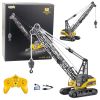 Grúa oruga R/C Huina 1:14 con pluma extendida vista lateral