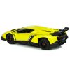 Coche a control remoto Lamborghini Veneno Amarillo en uso en el parque.
