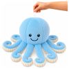Pulpo de peluche en el dormitorio infantil como elemento decorativo