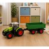 Tractor agrícola en acción transportando objetos pequeños en el jardín