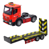 Coche deportivo rojo en el remolque del camión control remoto, ideal para el juego
