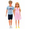 Muñeca madre embarazada con vestido rosa y padre con camiseta azul de Lean toys.