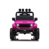 Jeep Rubicon en uso por niños en el jardín.