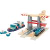 Terminal de contenedores con Tren y Barcos de madera 
