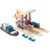 Terminal de contenedores con Tren y Barcos de madera 