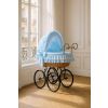 Cuna moisés retro de mimbre Victoria natural con textil azul – vista frontal