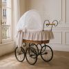 Cuna moisés retro de mimbre Jasmine natural con textil rosa – vista frontal