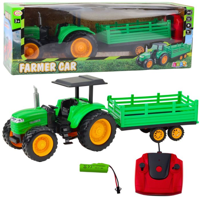 Tractor de granja teledirigido con remolque verde