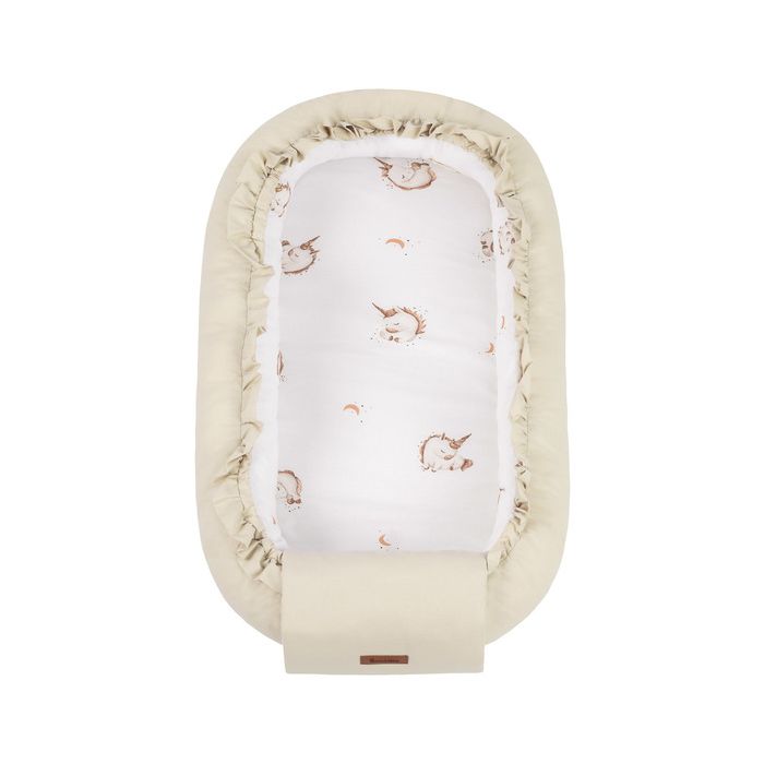 Nido bebé de algodón Sensillo con unicornio beige y protección segura.