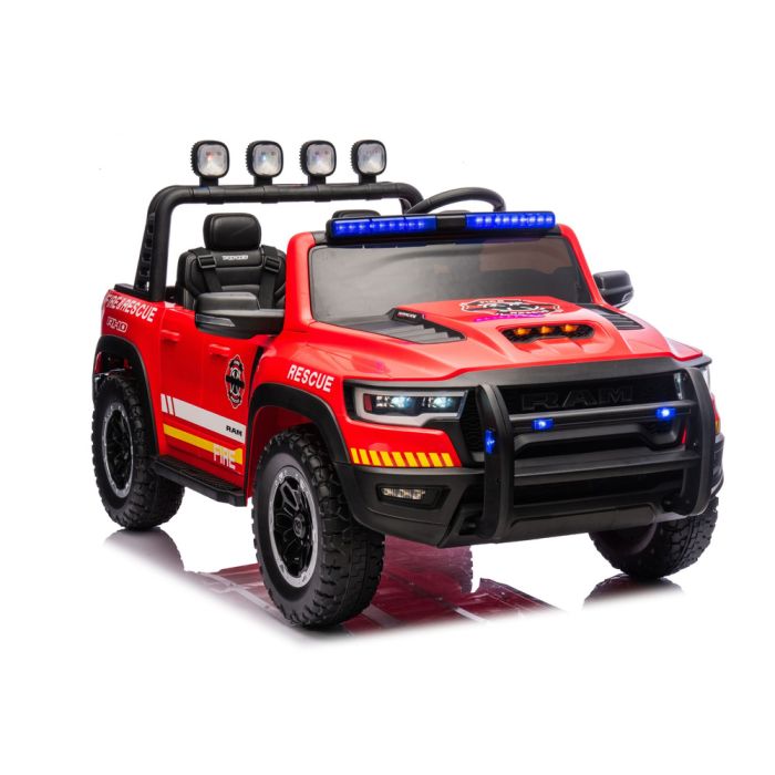 Vehículo de bomberos a batería RAM ZB629-F en color rojo con luces encendidas