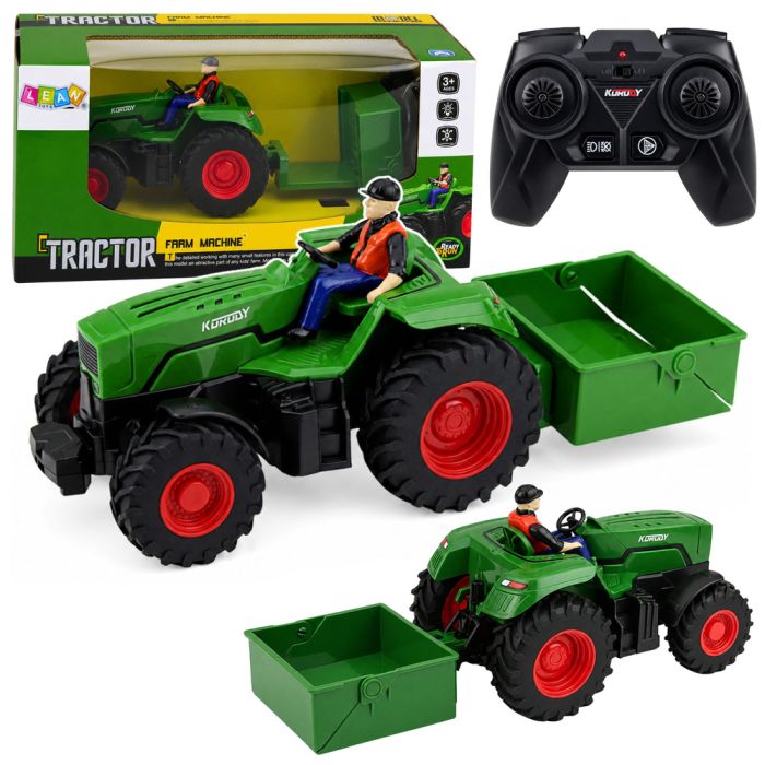 Tractor RC agrícola con remolque en acción