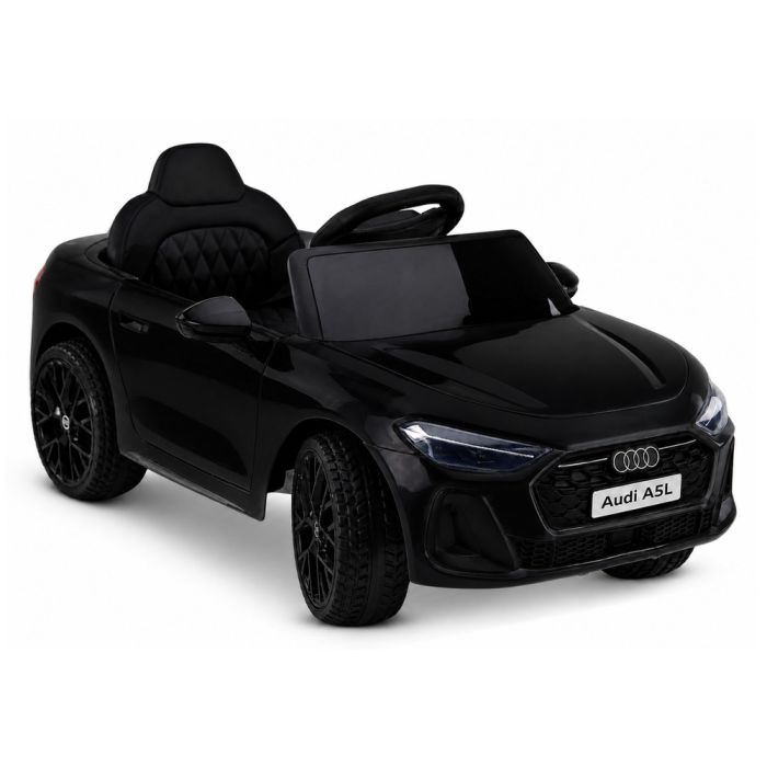 Audi A5L HL788 en negro con luces encendidas.
