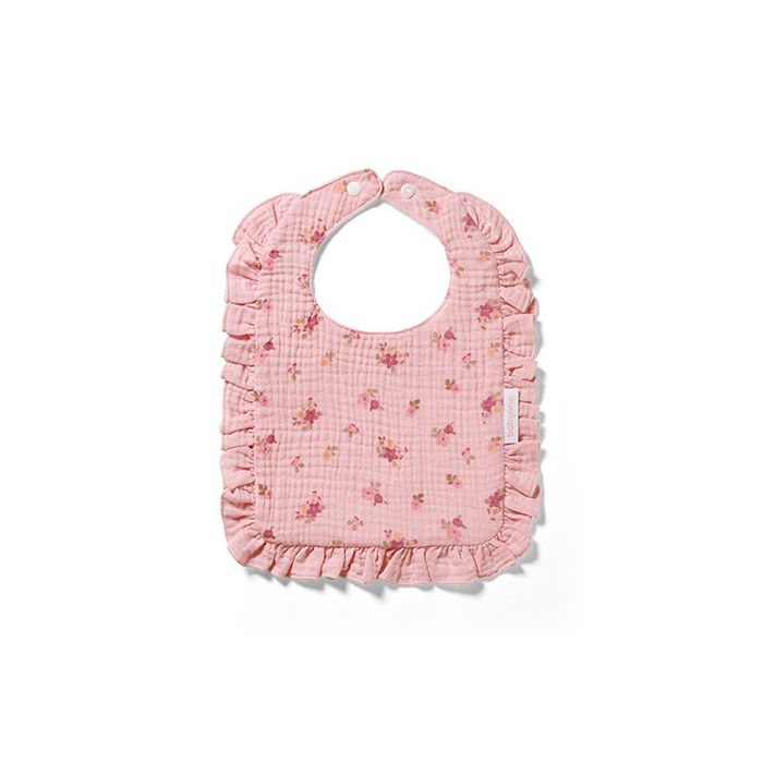 Babero de muselina rosa Babyono con volantes y diseños florales.