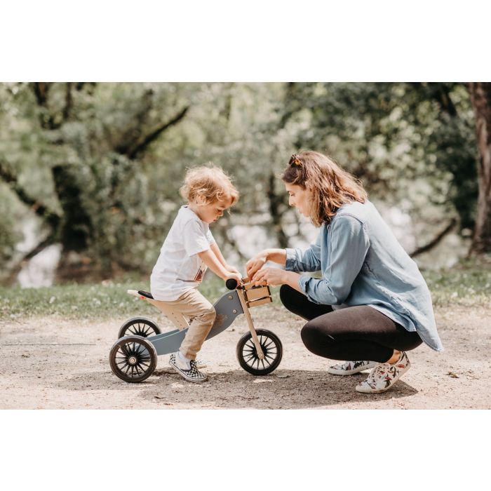 Bicicleta Kinderfeets Tiny Tot Plus en color salvia, para niños de 18 meses a 4 años.