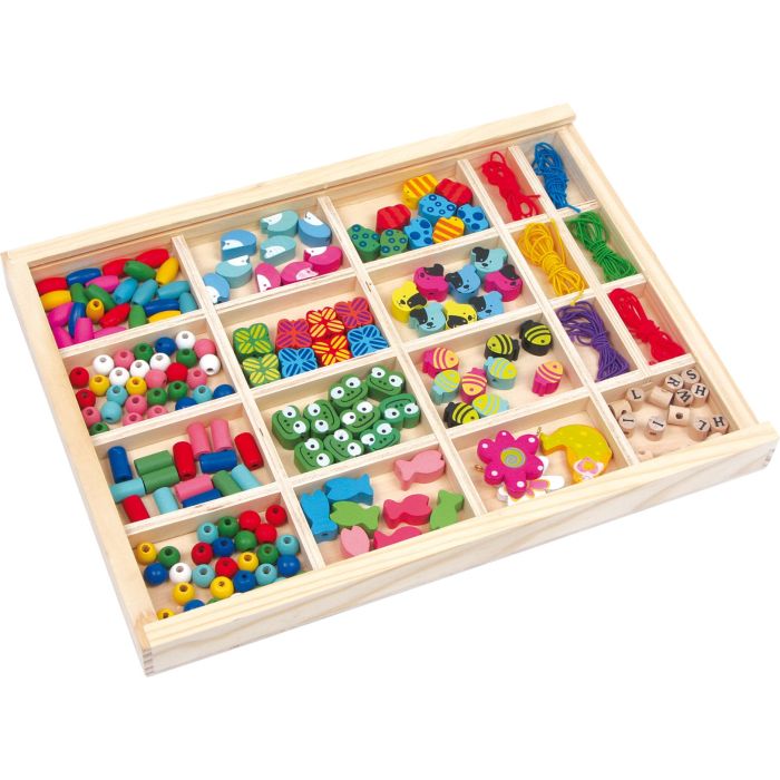 Perlas para enhebrar en caja de madera