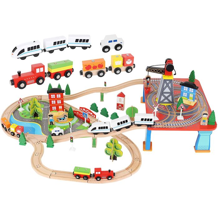 Ferrocarril de juguete de madera. Tren a pilas