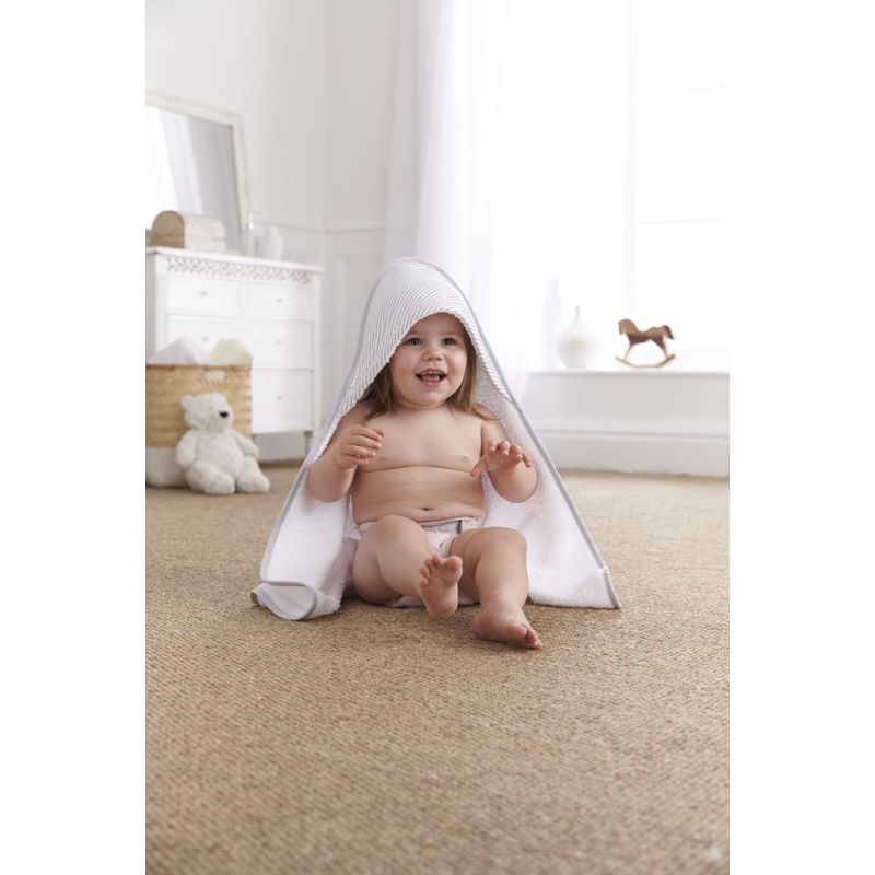 Toalla con capucha de rayas grises, ideal para secar y abrigar a bebés después del baño.