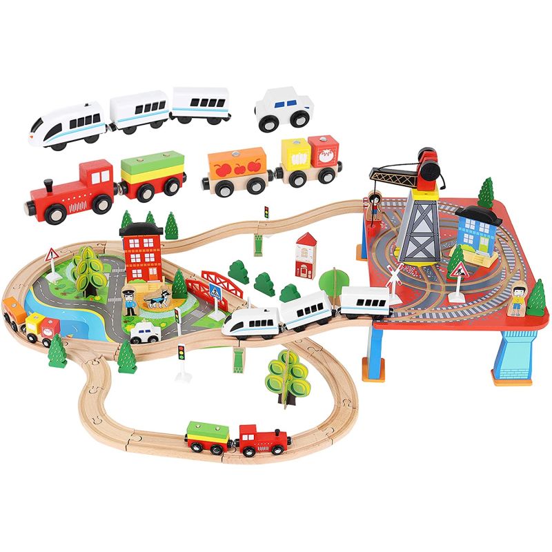 Ferrocarril de juguete de madera. Tren a pilas