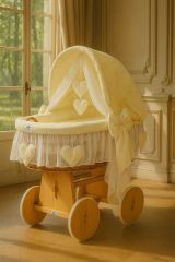 Capazo de Mimbre Natural con Dosel Amelie + Ropa de Cama Color Crema – MY SWEET BABY en una habitacion