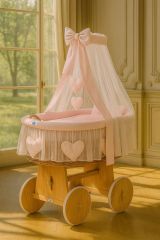Capazo de Mimbre Natural con Dosel y Cortina Amelie + Ropa de Cama Rosa – MY SWEET BABY en una habitacion