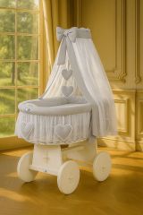 Capazo de Mimbre Blanco con Dosel y Cortina Amelie + Ropa de Cama Gris – MY SWEET BABY en una calida habitacion