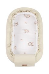 Nido bebé de algodón Sensillo con unicornio beige y protección segura.