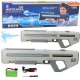 Pistola de agua eléctrica automática en acción con chorro continuo.