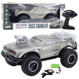 Coche deportivo todo terreno 1:8 en acción con luces encendidas.