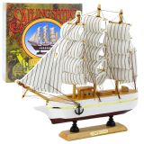 Modelo decorativo de barco de vela de tres mástiles en blanco