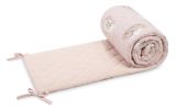 Protector de cuna decorativo con estampado oso y conejo, vista frontal