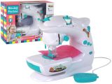 Máquina de coser infantil blanca con detalles realistas.