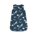 Saco de dormir de ballenas en uso, ideal para el descanso del bebé