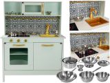 Cocina de madera Emma Mint con accesorios inox en un entorno infantil.