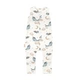 Saco de dormir con piernas Ballenas de Waldin en color blanco, ideal para bebé.